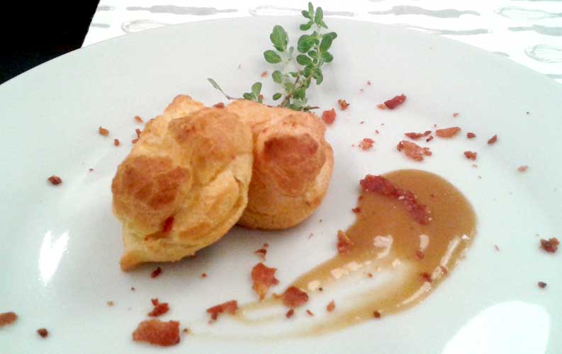 Bigne rellenos de fondue de gruyere con coulis de puerro