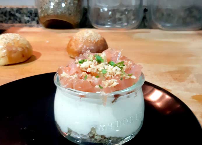 Chupito de salmón marinado casero cob espuma y crumble a las hierbas