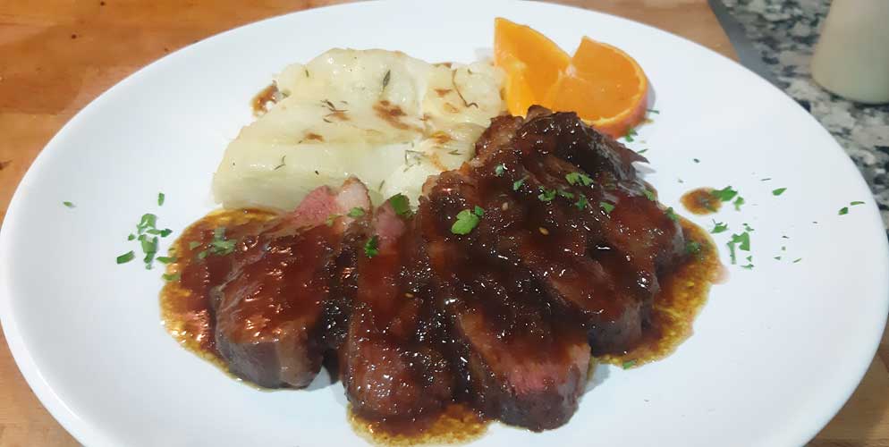 Magret de pato con salsa de mandarina y patatas en crema