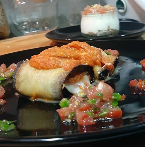 Rollito de berenjena frita rellena de búfala